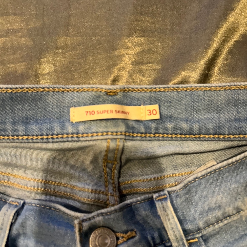 Women’s Levi’s jeans!